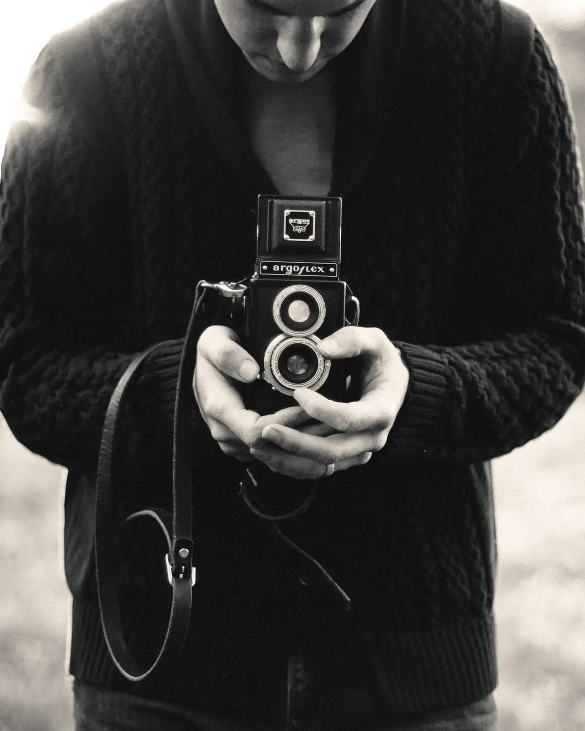 Photographe tenant son appareil