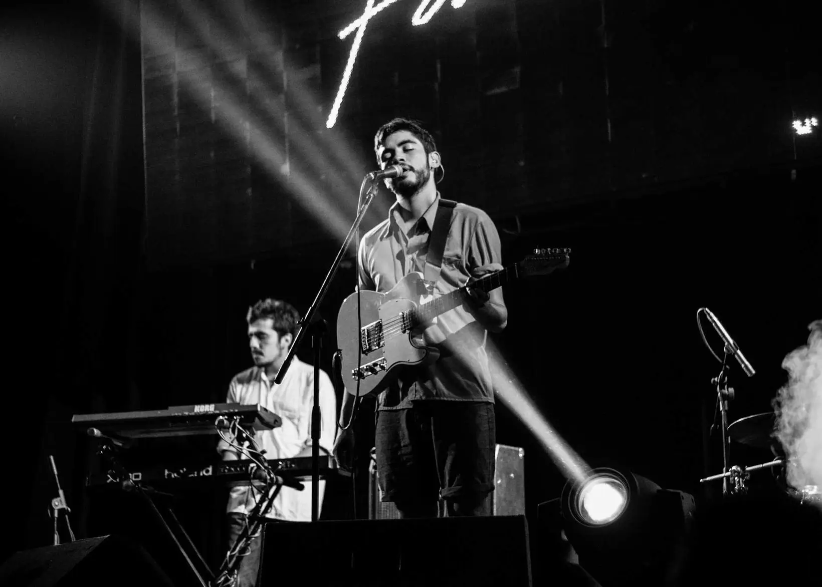 Groupe en concert sous les projecteurs
